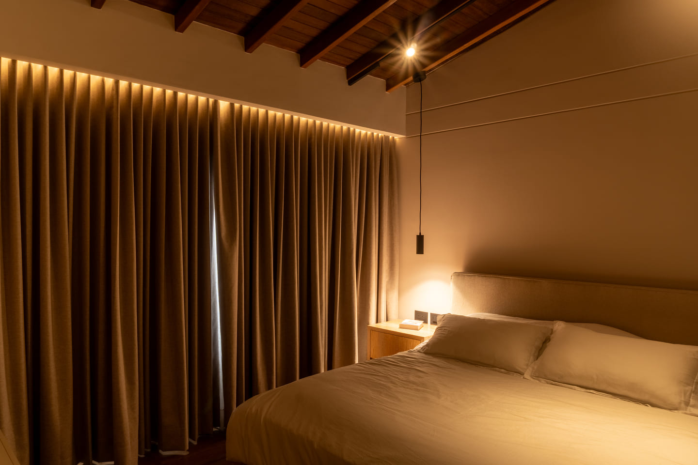 Sala con iluminación cálida